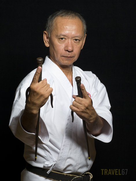 Akamine Hiroshi with sai